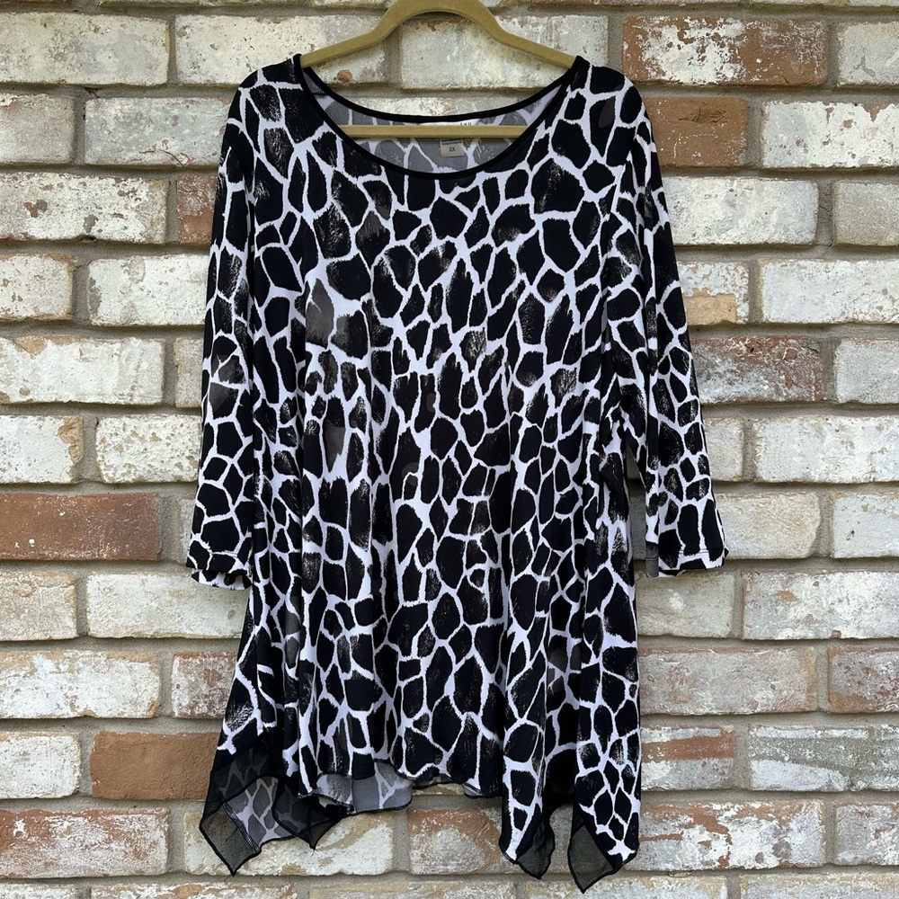 Peter Nygard Black and White Animal
Print Women's Top